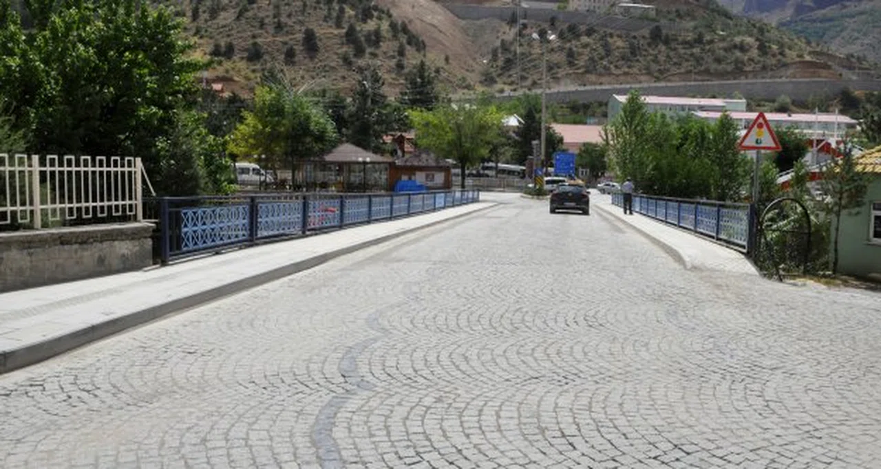 Gümüşhane Belediyesi köprü ve korkulukları yeniliyor