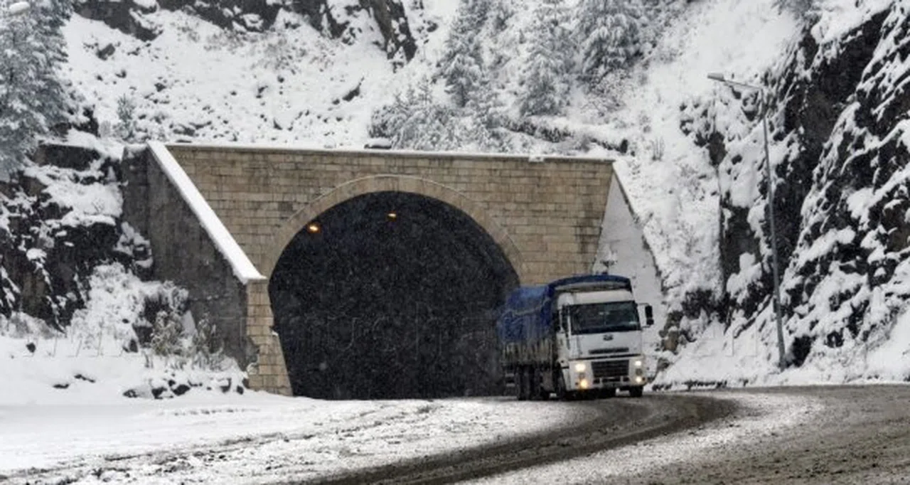 Zigana Geçidi'nde Kar Kalınlığı 10 Santimetreyi Geçti