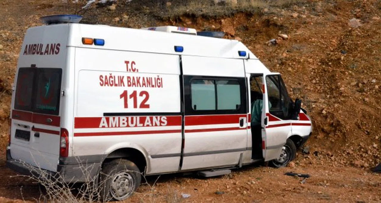 Kelkit’te Görevden Dönen Ambulans Kaza Yaptı: 2 Yaralı