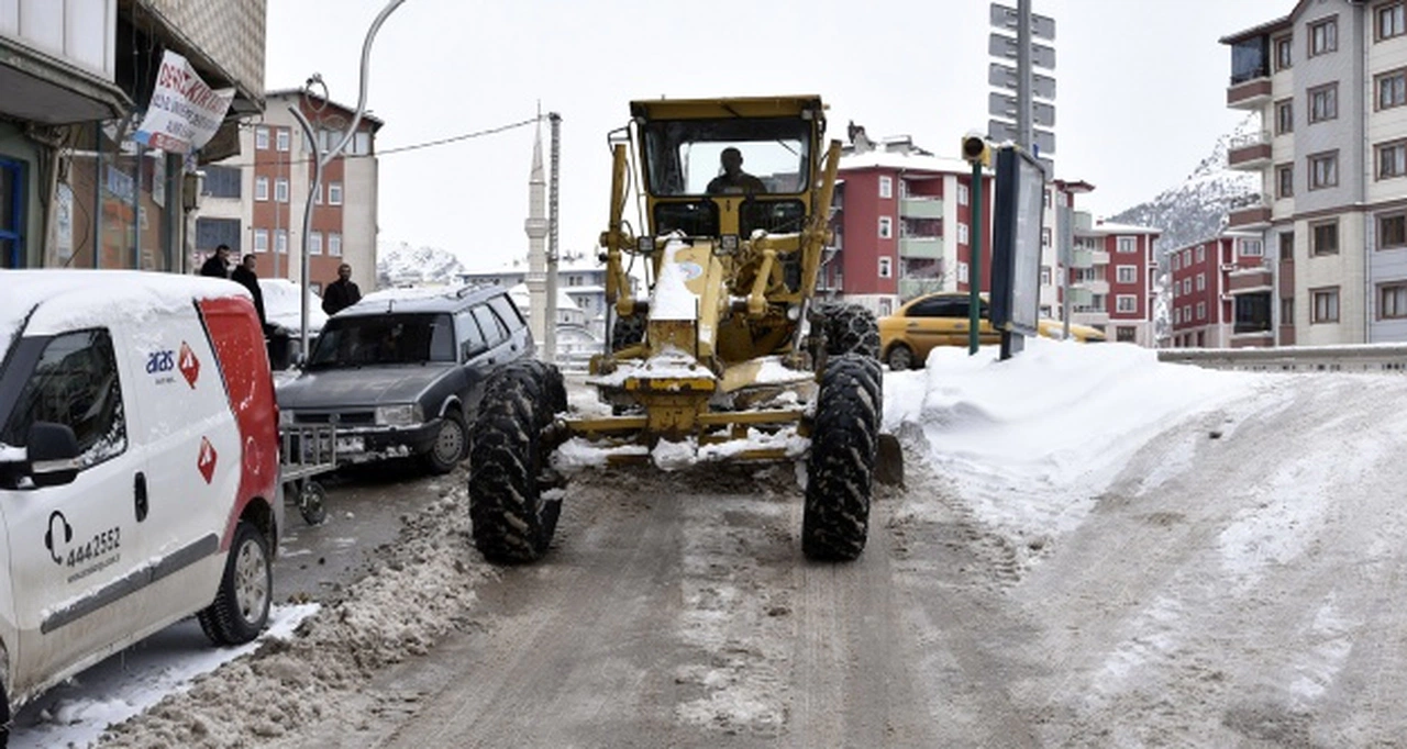 Gümüşhane Belediyesi karla mücadeleyi 80 kişilik kar timi ile yapıyor