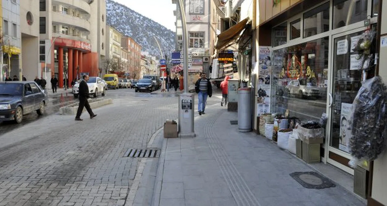 Gümüşhane Belediyesi kaldırım işgallerine son verdi