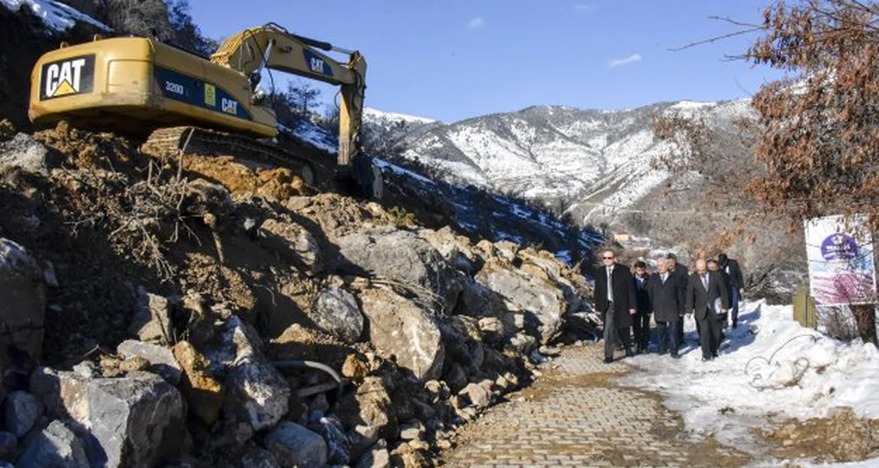 Karaca mağarasında yol genişletme ve altyapı çalışmaları başladı