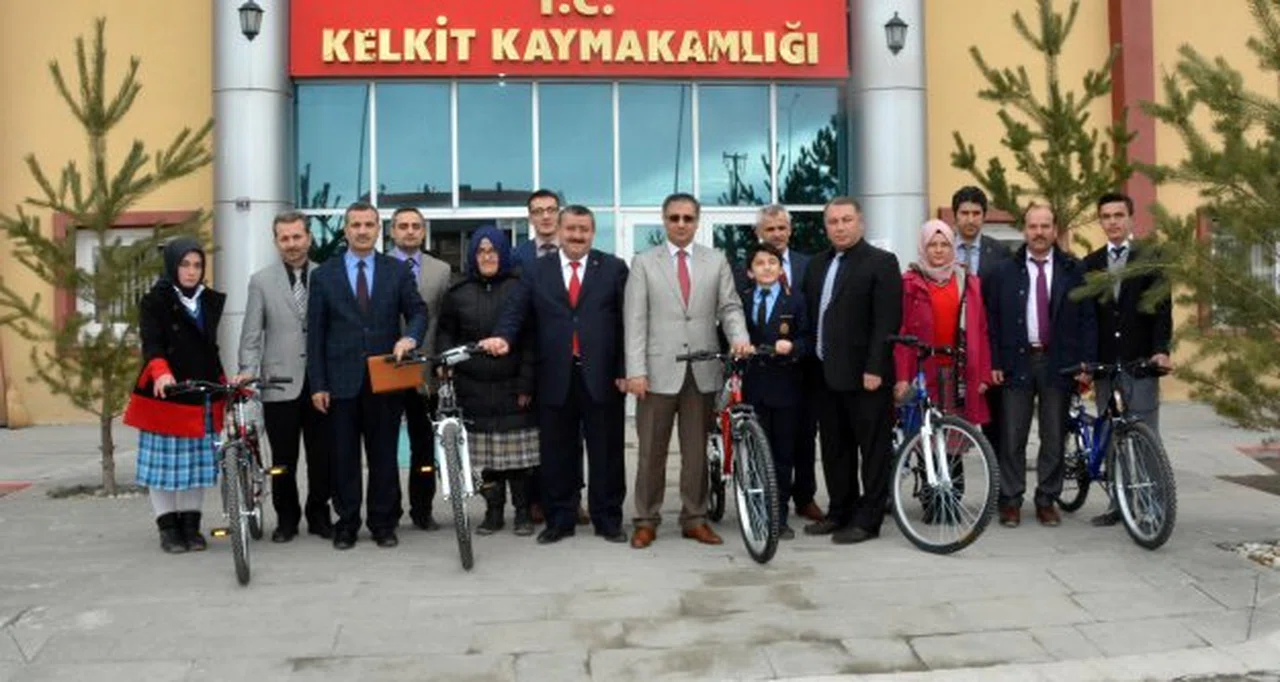 Kelkit’te TEOG’da Başarılı 13 Öğrenciye Bisiklet Hediye Edildi