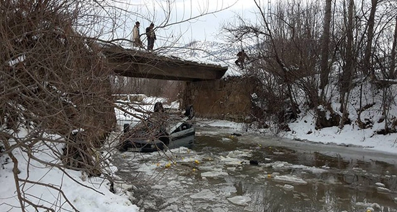 Otomobil korkuluğu olmayan köprüden uçtu: 4 yaralı