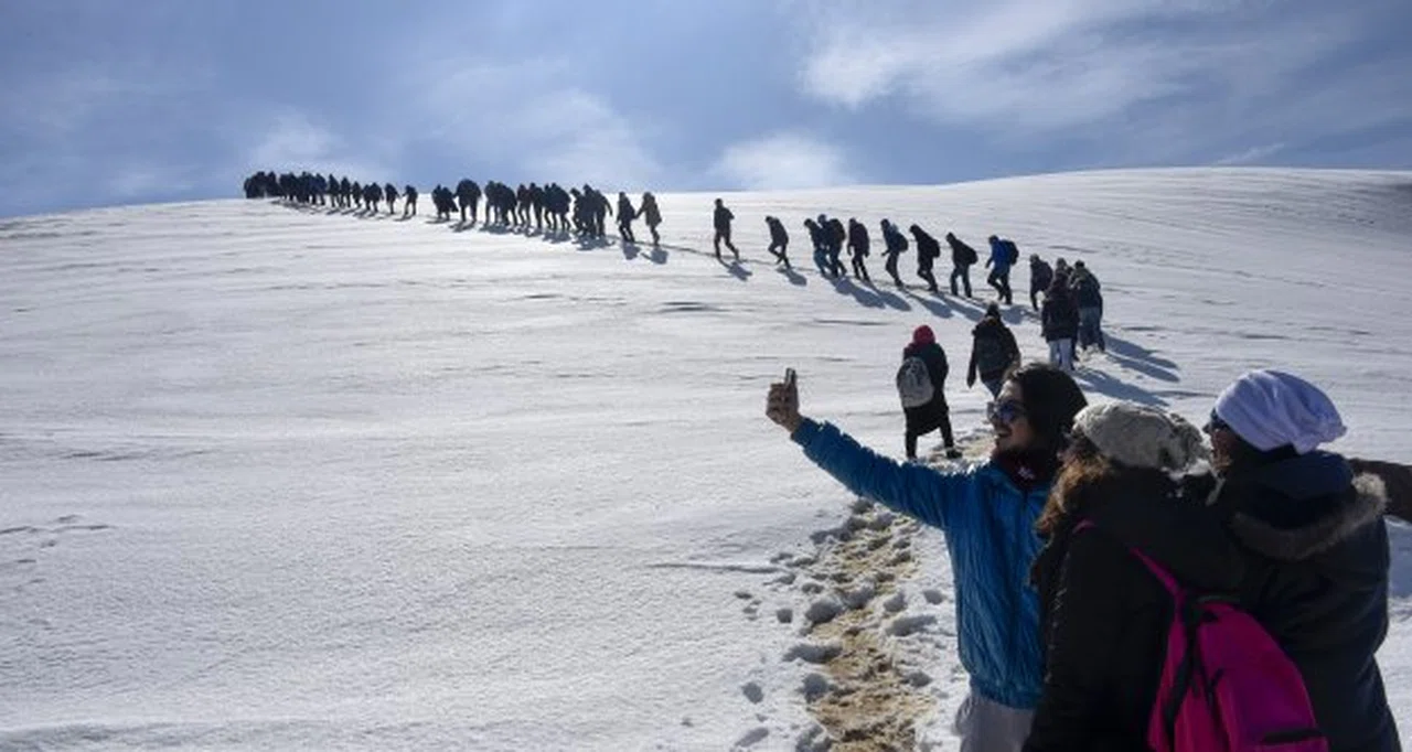 Yüzlerce üniversite öğrencisi Zigana dağında stres attı