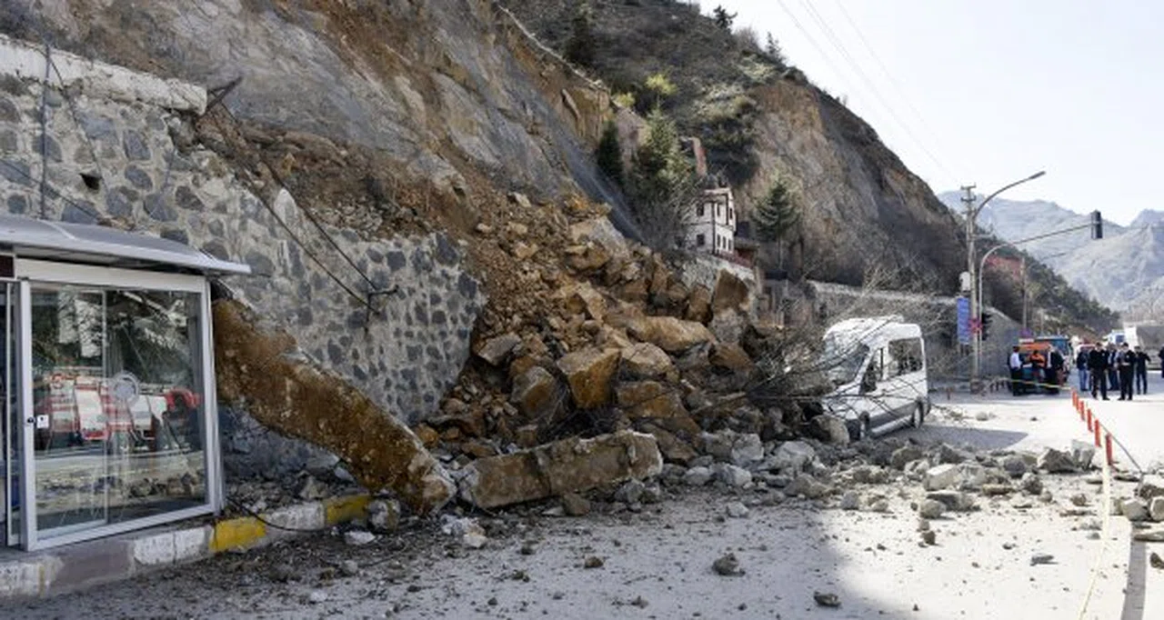 Gümüşhane Kayalar Park Halindeki Aracın Üzerine Düştü