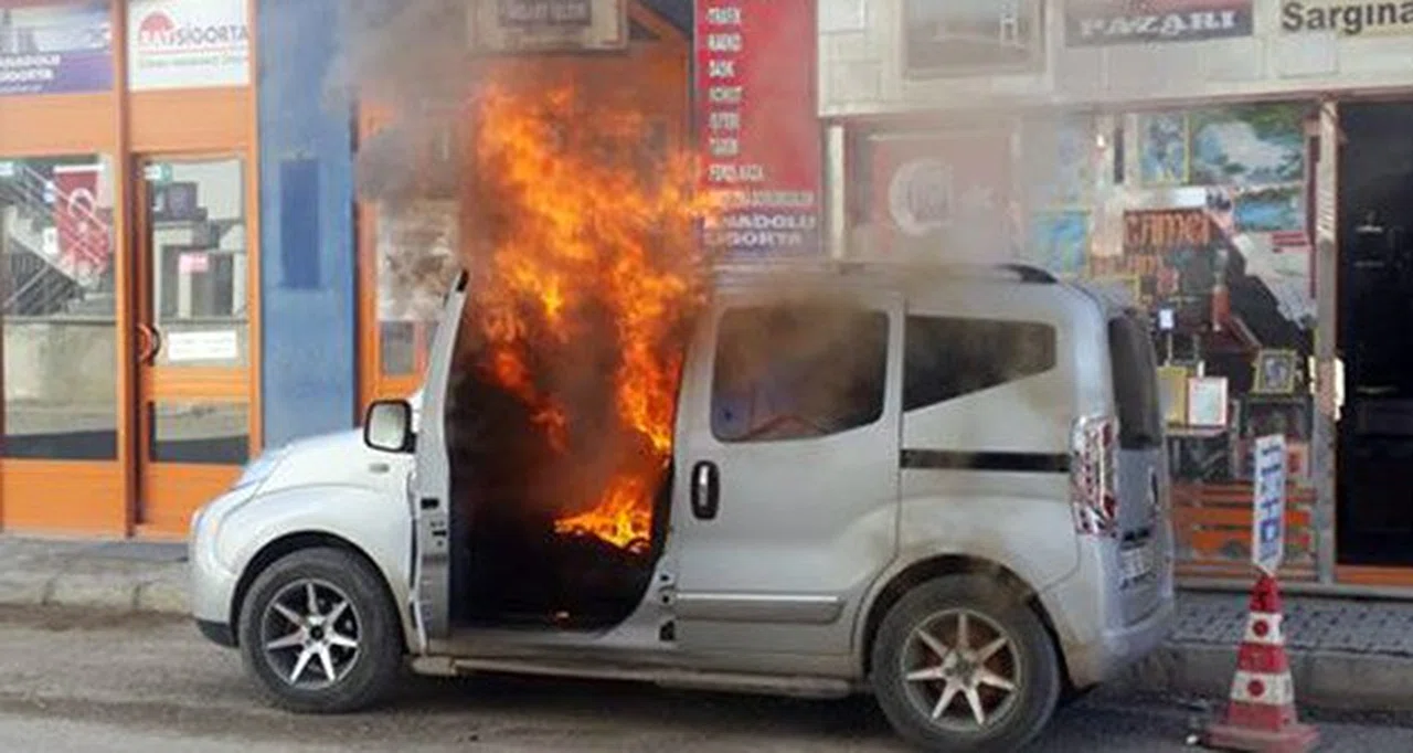 Kelkit'te park halindeki araç alev alev yandı