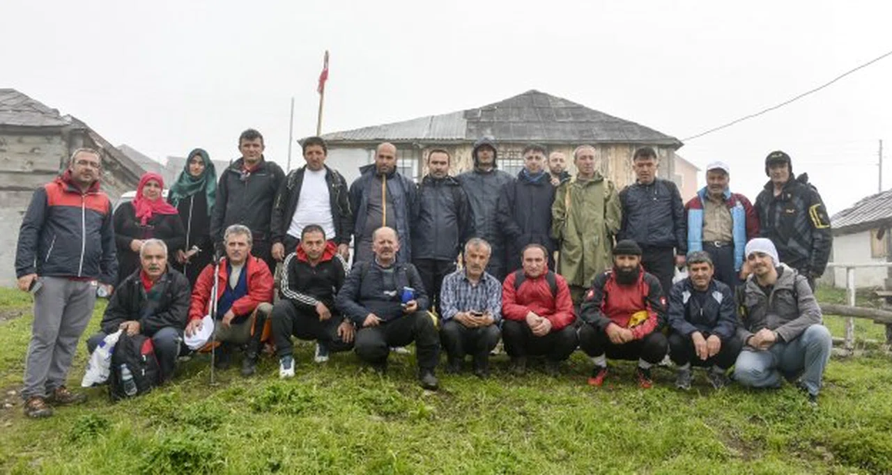 Gümüşhaneli dağcılar aynı günde 4 yaylayı gezdi