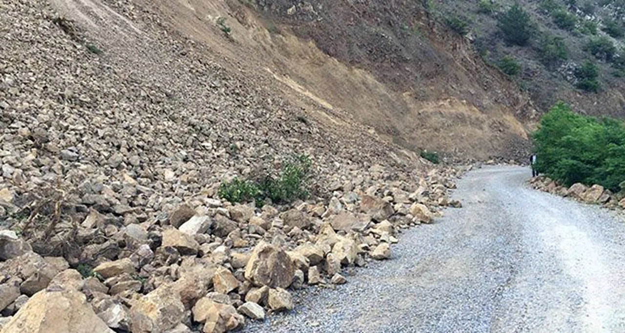 Demirkapı grup yolunda heyelan