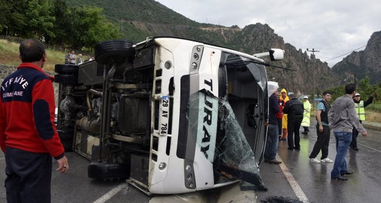 Torul'da trafik kazası: 13 yaralı