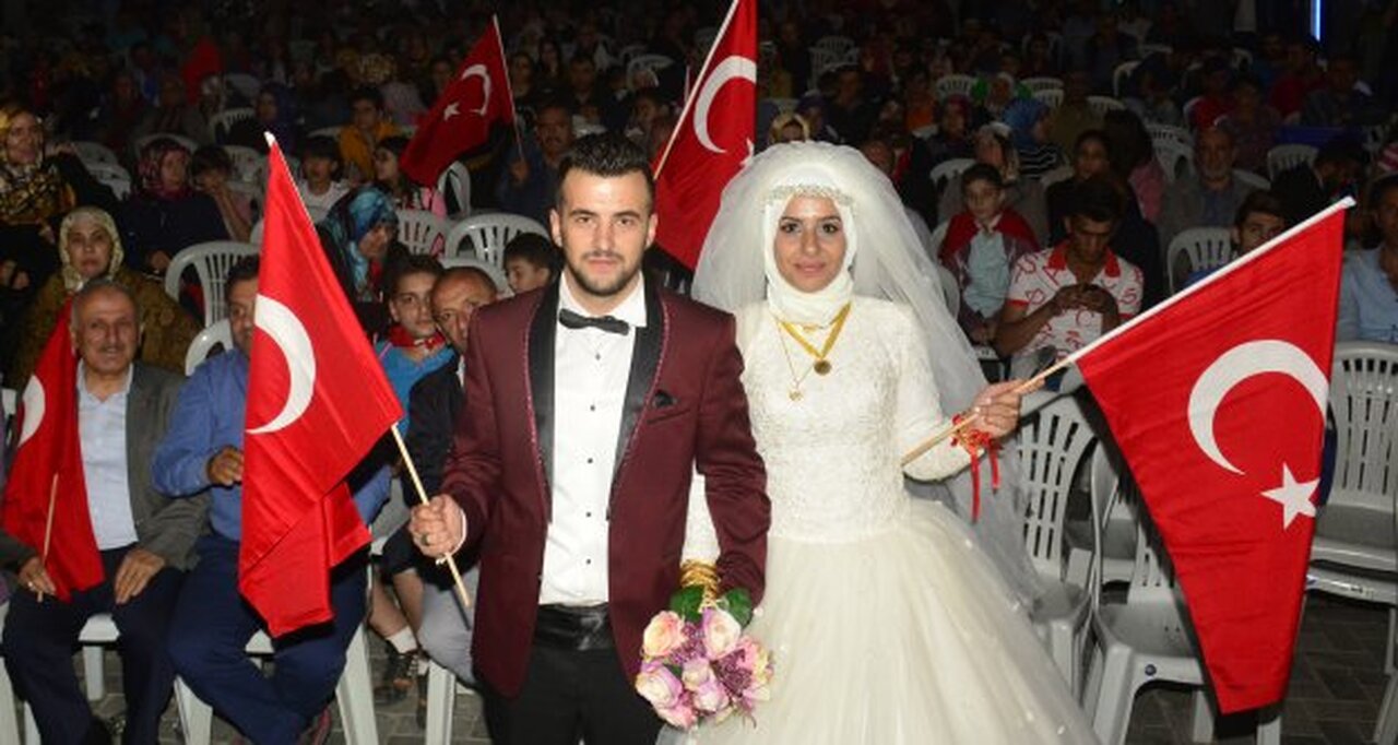 Gelin-damat düğünden çıkıp demokrasi şölenine gitti