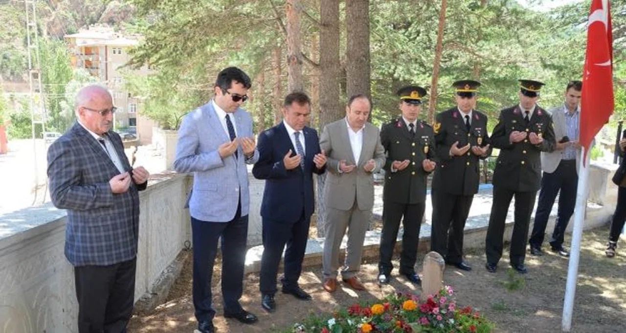 Vali Memiş, şehit aileleri ve gazilerle bayramlaştı, şehit kabirlerini ziyaret etti
