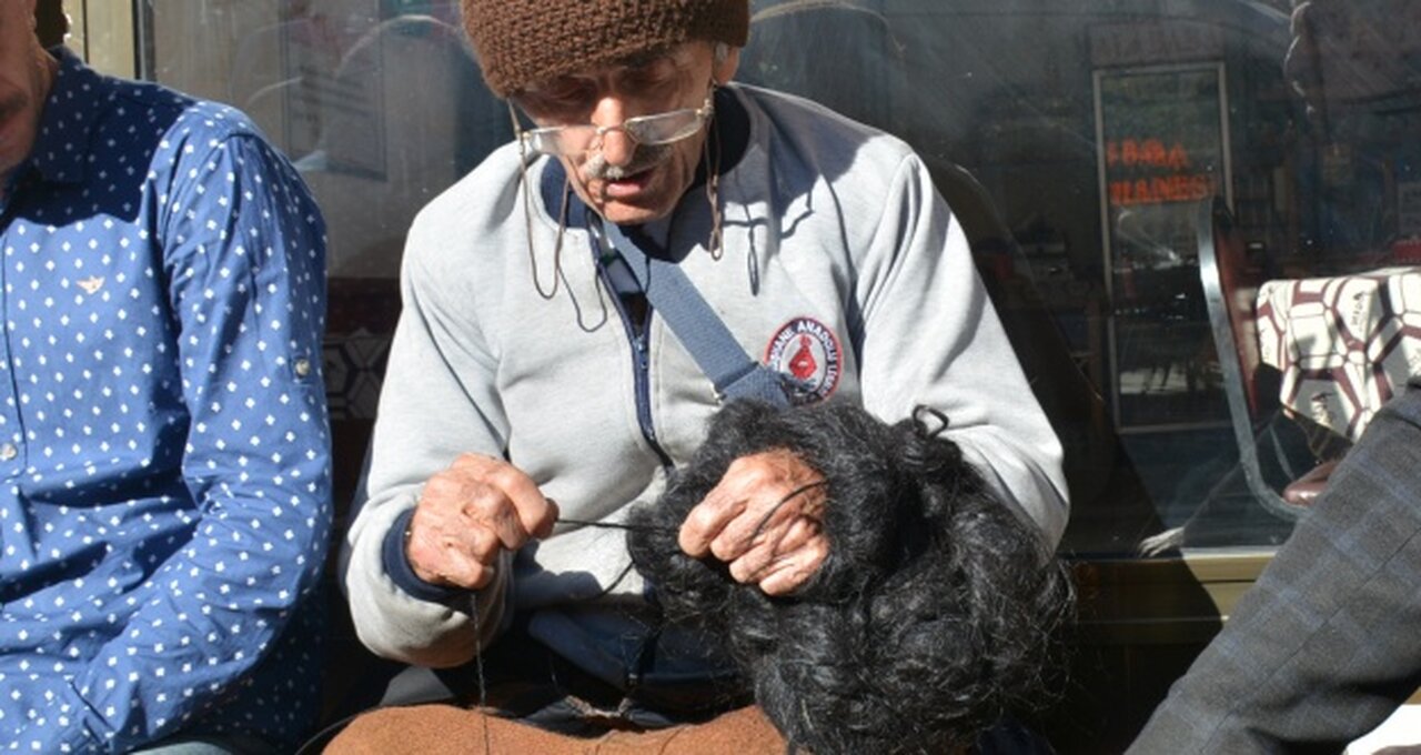 72 yıldır kıl çorabı örüyor