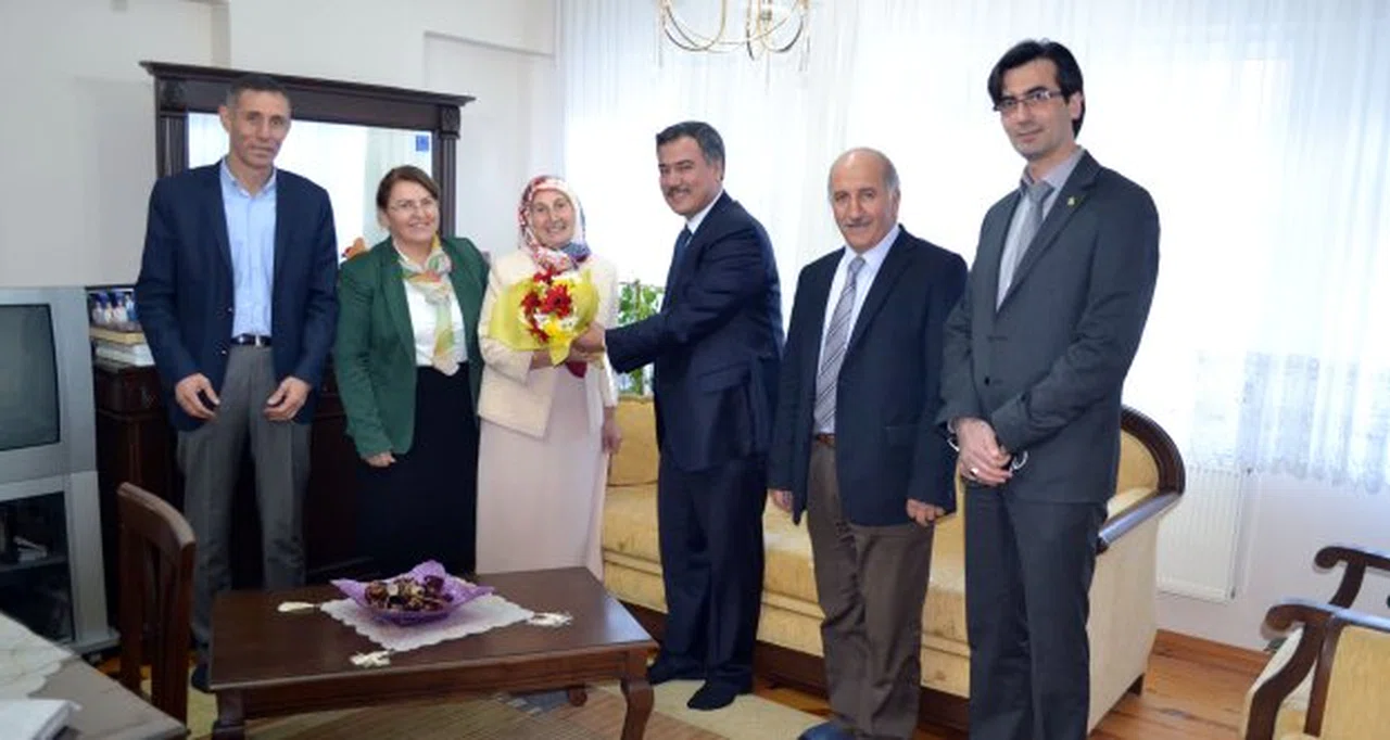 Emekli öğretmenlere anlamlı ziyaret