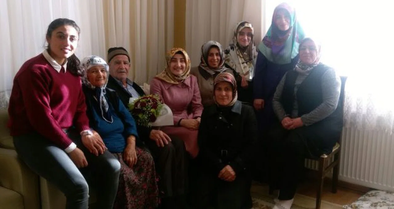 KYK’lı gençler öğretmenler gününü unutmadı