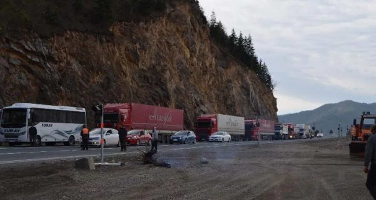 Zigana yolunda kaya temizliği