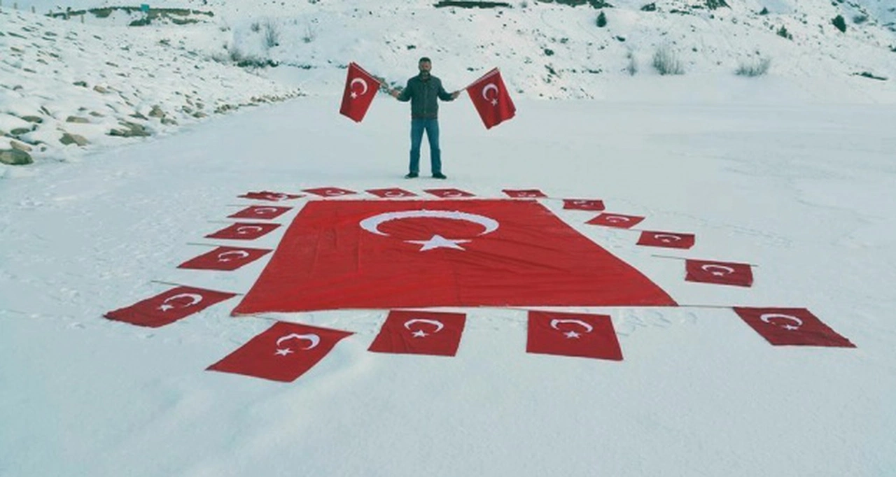 Buz tutmuş gölet üzerinde terörü lanetlediler