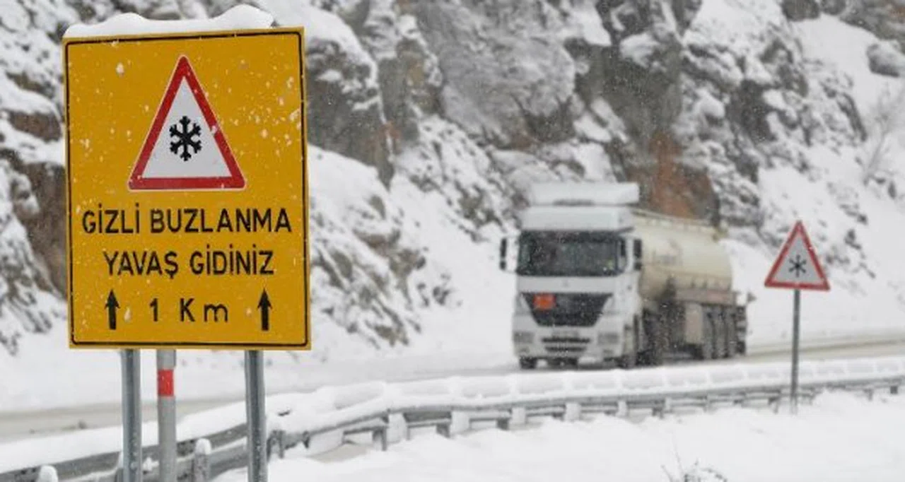 Zigana'da karlı ve buzlu yollar sürücülere zor anlar yaşatıyor