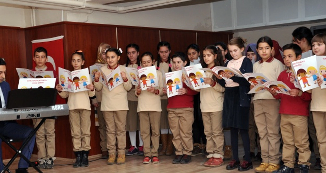 Dumlupınar İlkokulundan dönem sonu programı