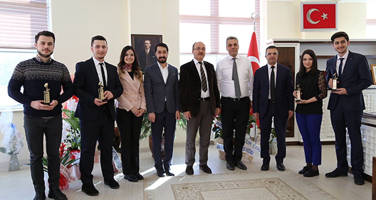 Genç İletişimcilerden Rektör Zeybek'e anlamlı ziyaret