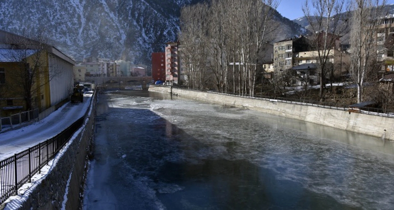 Türkiye’nin en hızlı akan çaylarından Harşit Çayı dondu