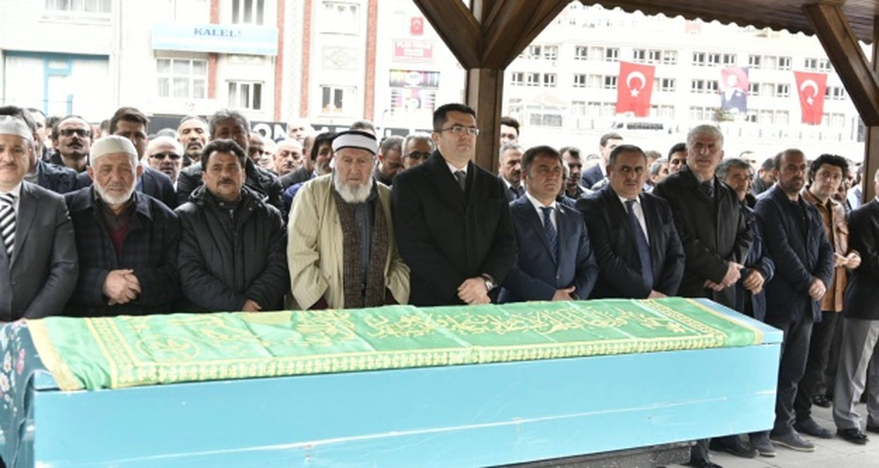 25 yıllık dostların anneleri aynı gece öldü, aynı vakitte toprağa verildi