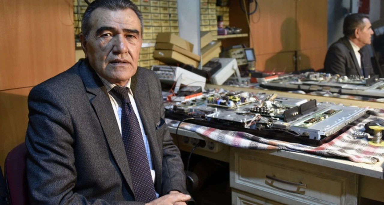 43 yıldır takım elbisesiyle televizyon tamir ediyor