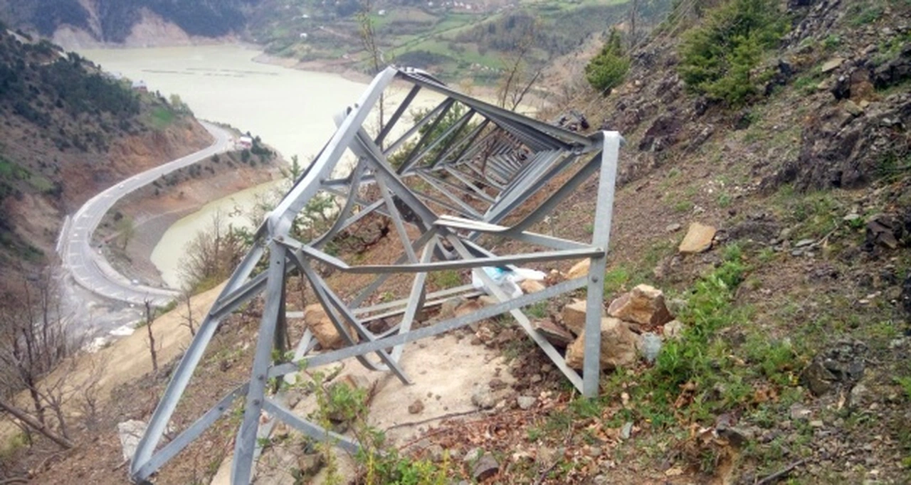 Gümüşhane’de rüzgar elektrik direklerini kağıt gibi ezdi