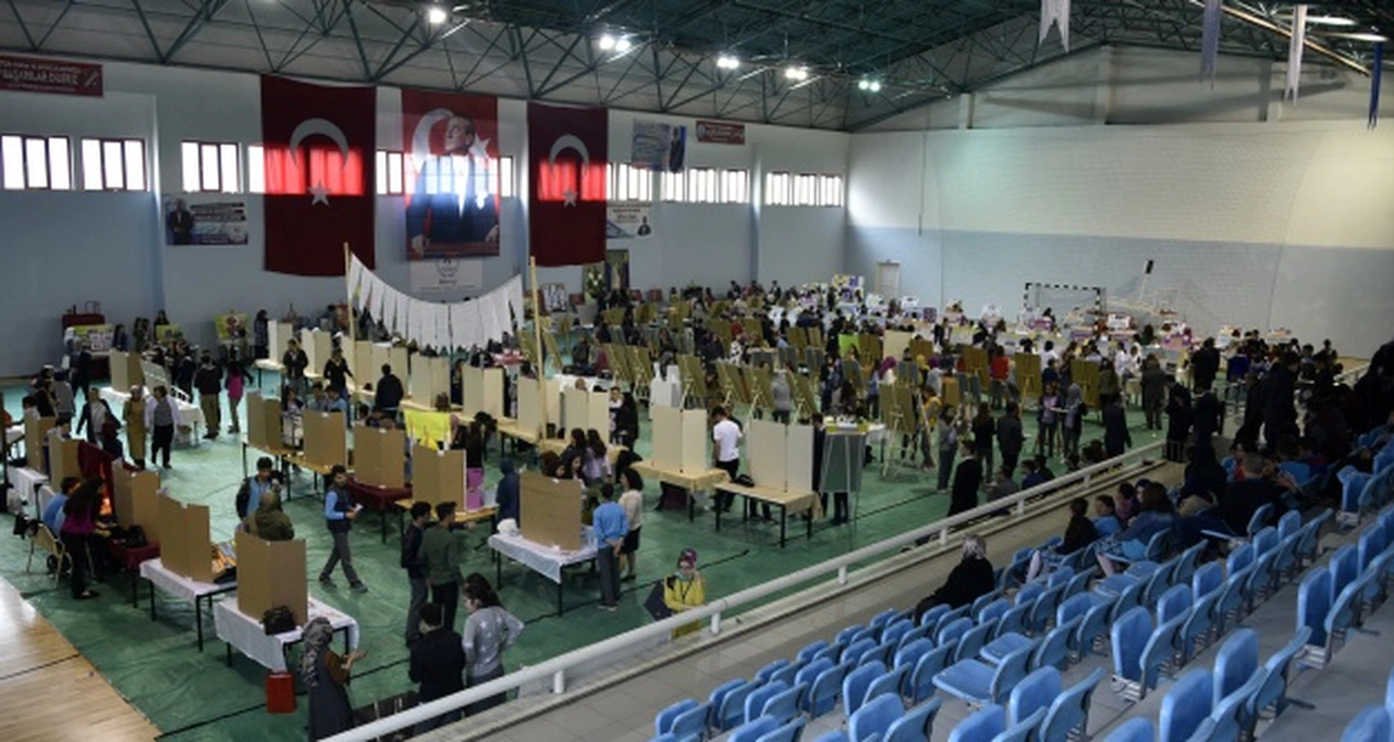 Geleceğin bilim adamları spor salonuna sığmadı