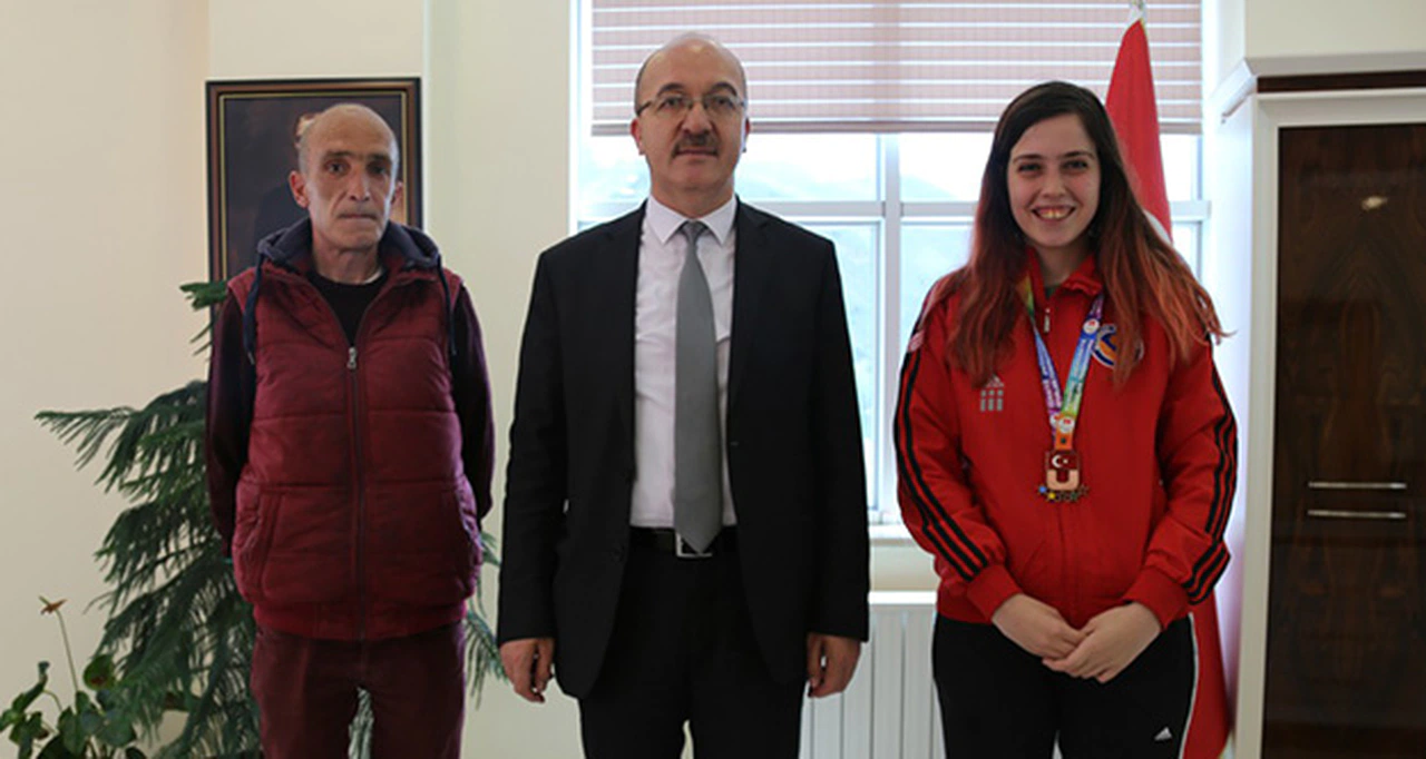 Kayaoğlu madalyasını Rektör Zeybek’e hediye etti