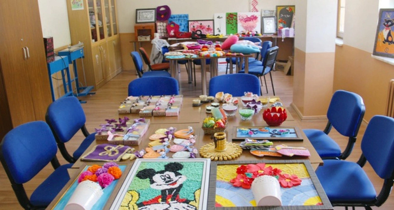 Renklerle ritim, el işaretleri ile nota öğreniyorlar