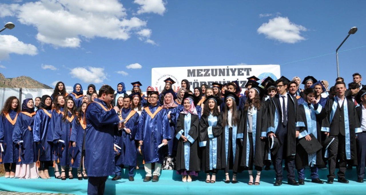 Türk Telekom Fen Lisesinde 10. Dönem Mezuniyet Coşkusu