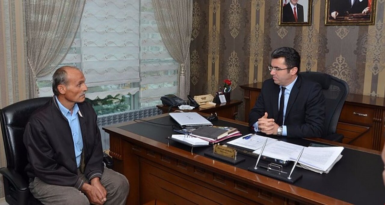 Vali Memiş Necmettin öğretmenin babasıyla görüştü