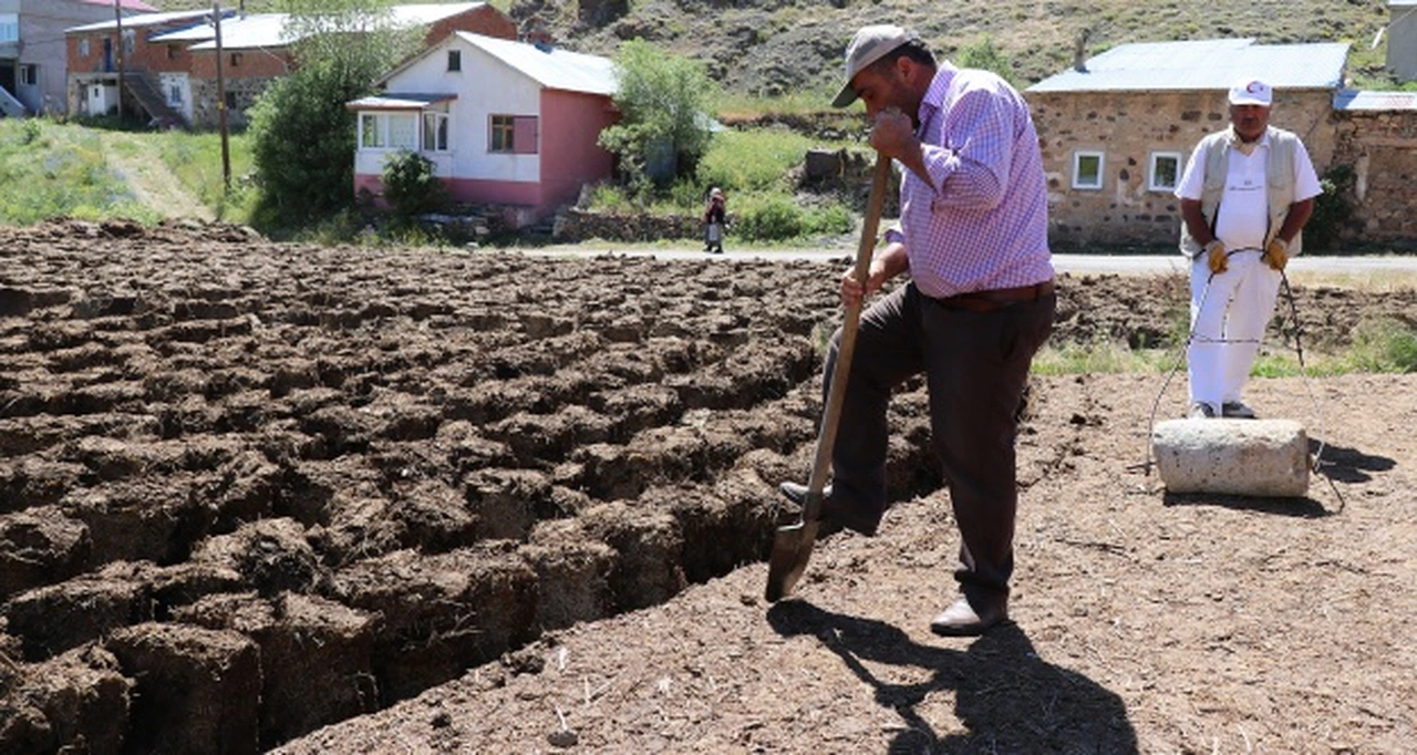 2 ayda yaptıkları tezekleri 12 ay boyunca yakıyorlar
