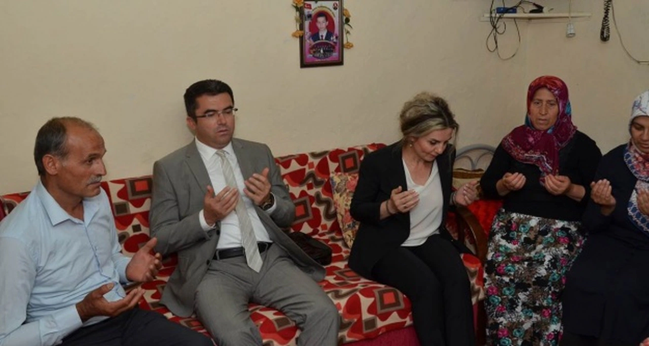 Vali Memiş'ten şehit öğretmenin ailesine taziye ziyareti