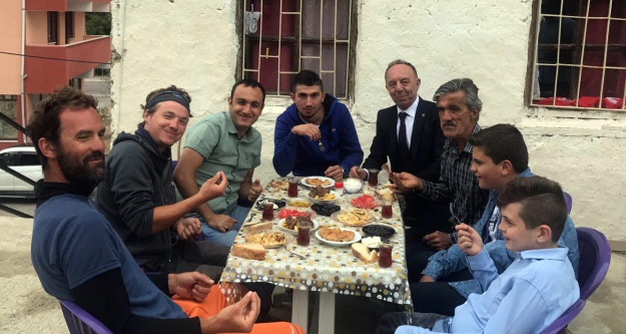 Bisikletle dünyayı geziyorlar, Anadolu insanı yüzünden turlarını tamamlayamıyorlar