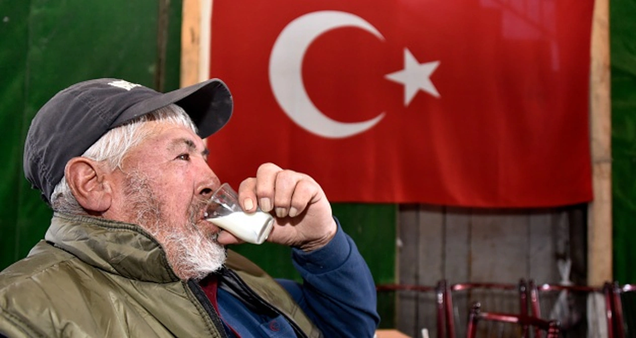 Bu ilçede 10 yıldır kahvelerde sıcak süt satılıyor