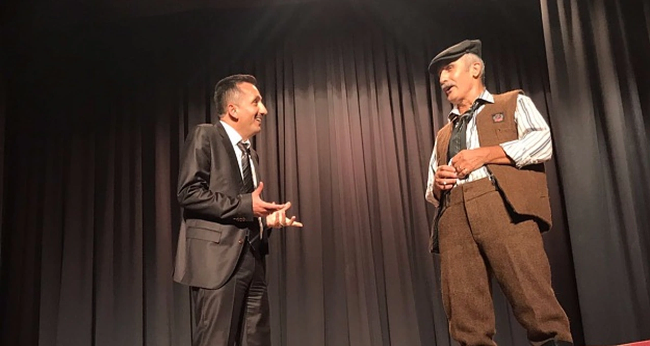 Dernek başkanı muhtar, yardımcısı öğretmen rolünde