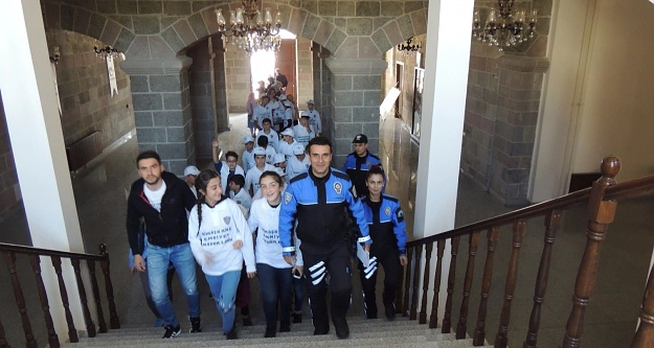 Gümüşhaneli öğrenciler Erzurum’u gezdi