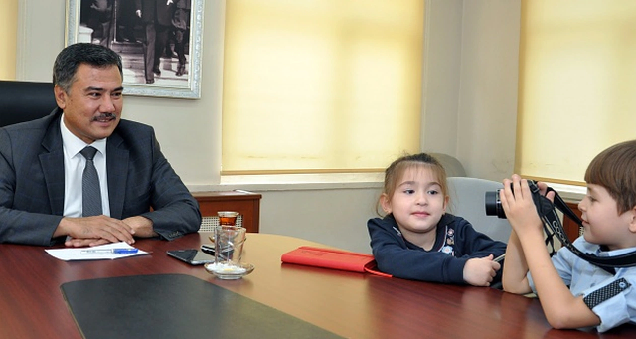 Minik Öğrenciler Milli Eğitim Müdürü Doğan'la röportaj yaptı