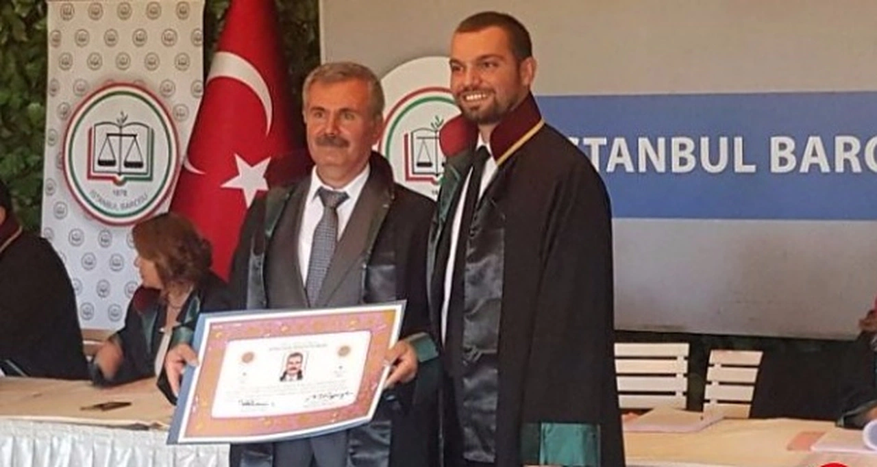 Oğlundan ders alıp avukatlık cübbesini giydi