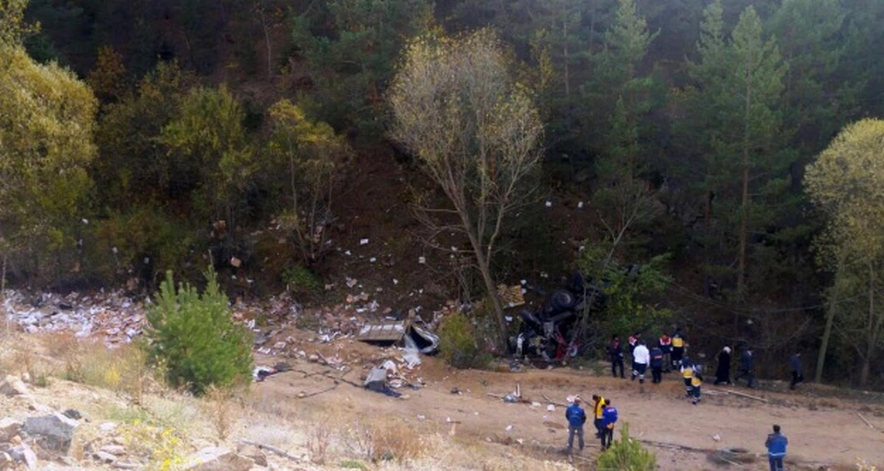 Tersun dağında meyve yüklü tır yuvarlandı: 1 ölü, 1 yaralı