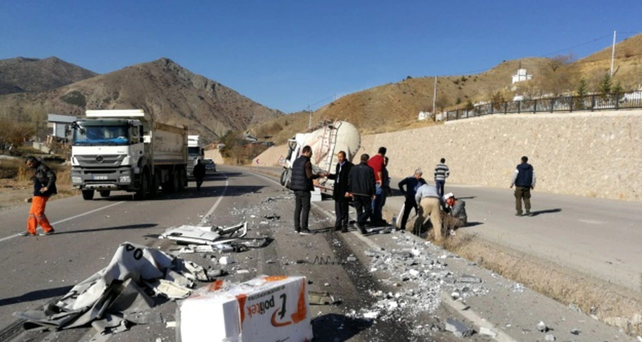 Gümüşhane-Bayburt karayolunda TIR’lar çaprıştı: 1 yaralı