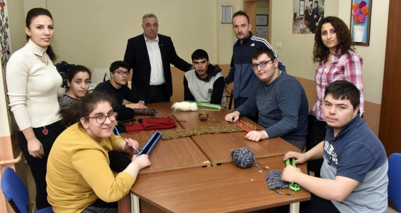 Engellerini örgü örerek aşıyorlar