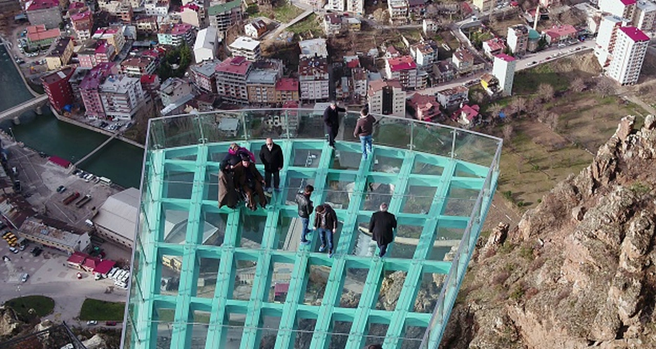 Torul Kalesi cam seyir terası büyülüyor