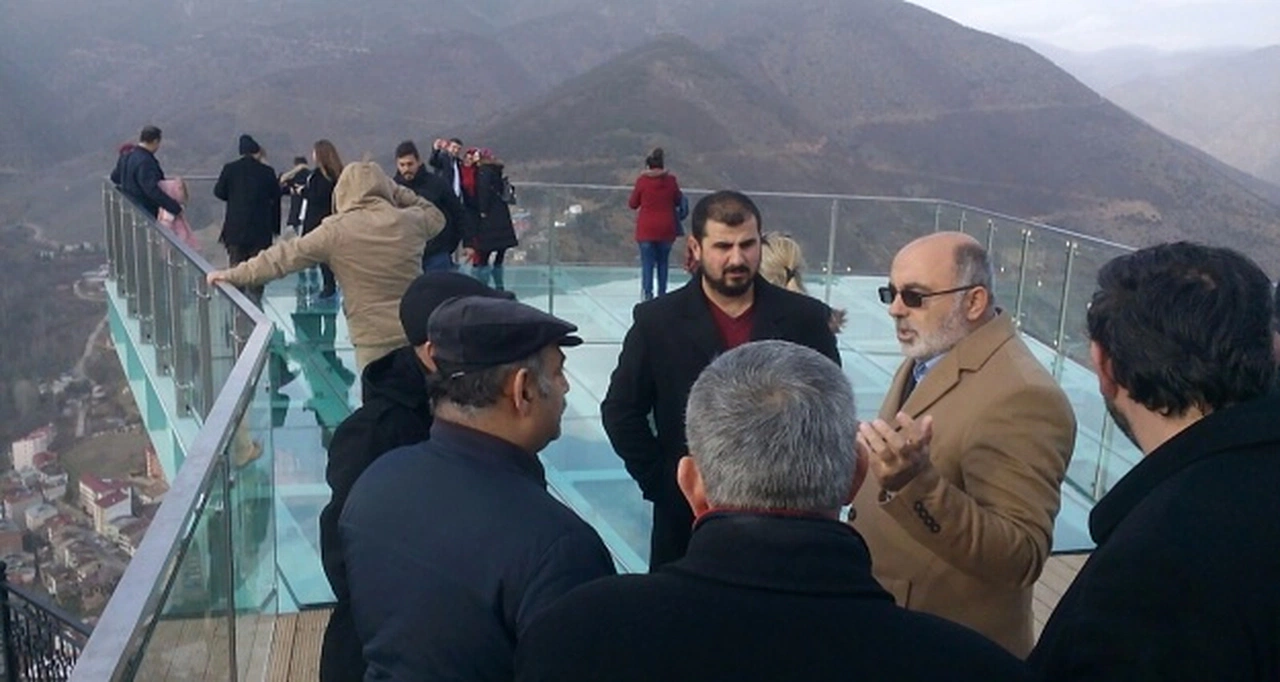 Torul kalesine cam seyir terası akını