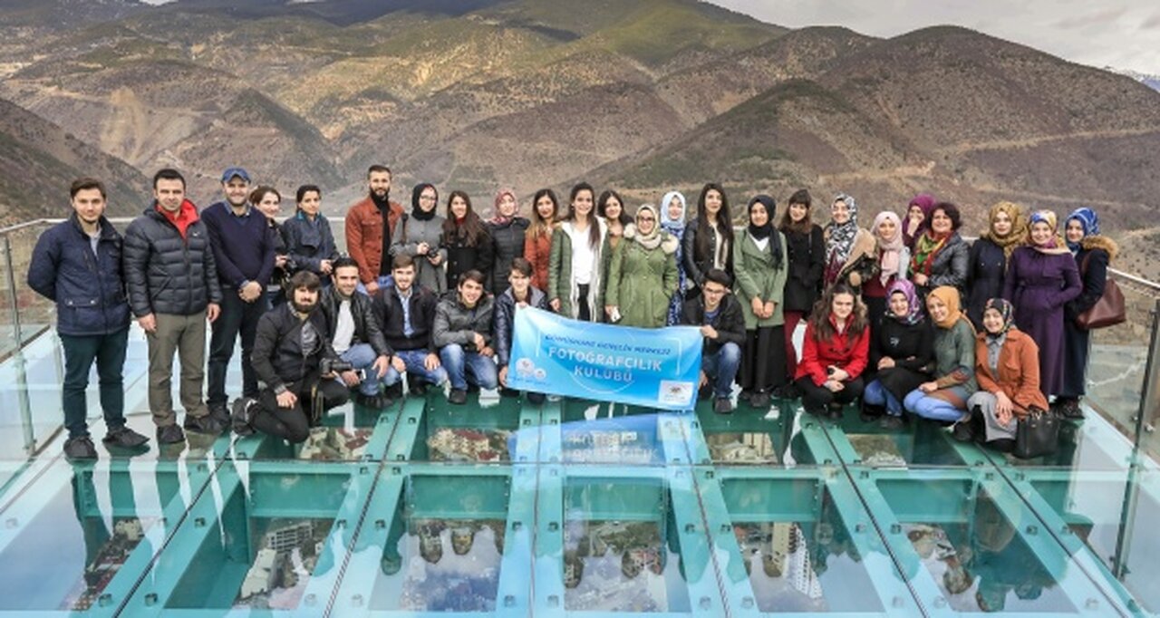 Genç fotoğrafçılar Torul Kalesi Cam Seyir Terasında