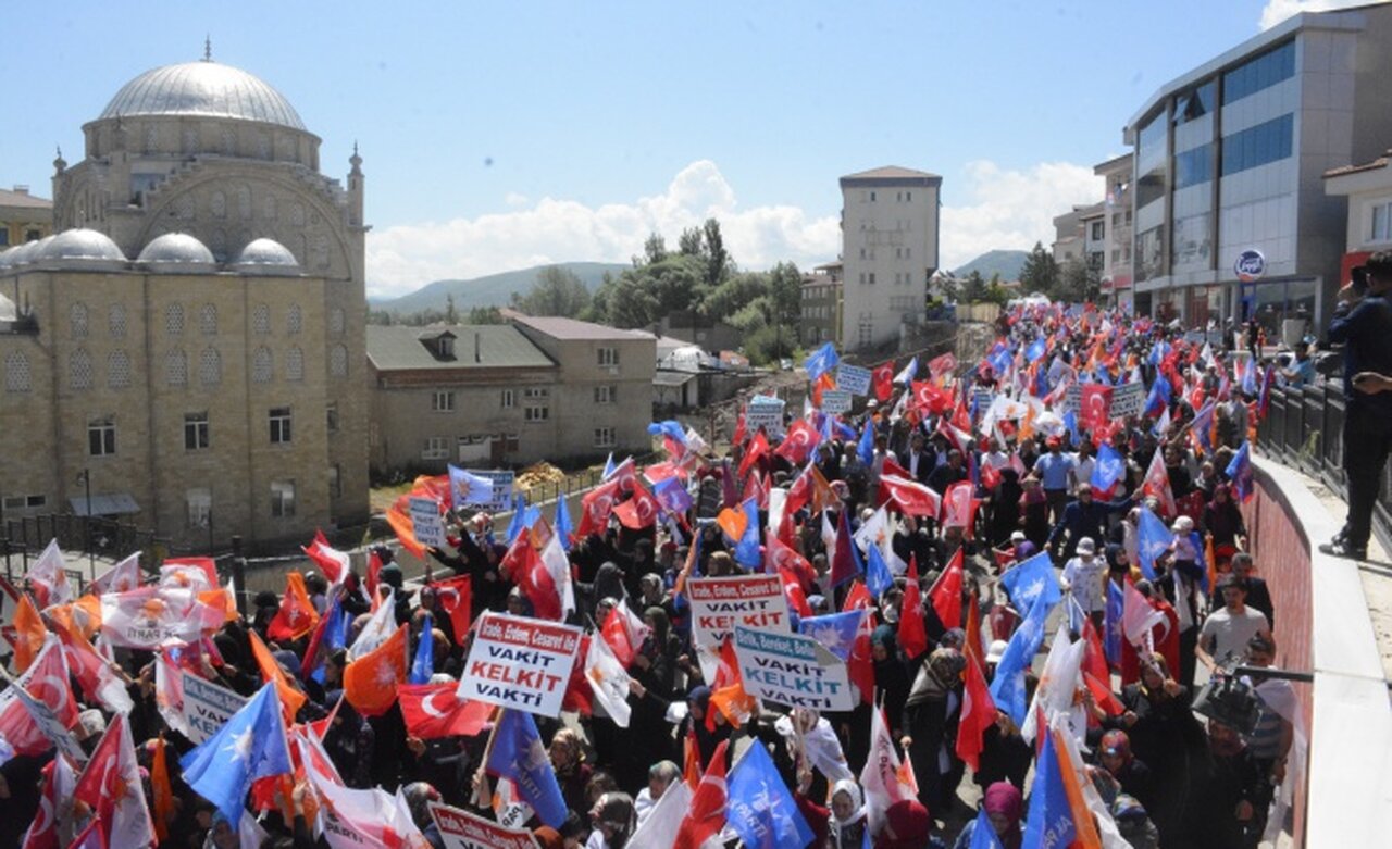 AK Parti’nin Kelkit’teki yürüyüşü dev mitinge dönüştü