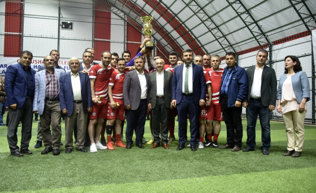 Gümüşhane’de kurumlararası halı saha turnuvasının şampiyonu Belediye oldu