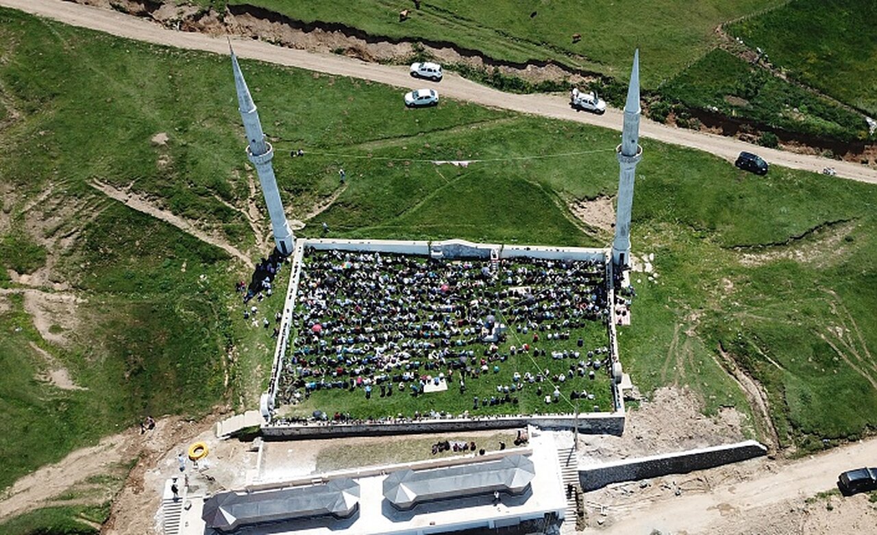 Kadırga yaylasındaki çatısız cami yaz aylarında her Cuma dolup taşıyor